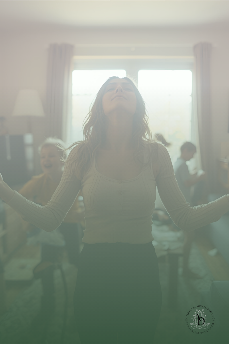 Frau atmet im Chaos - symbolisiert Überforderung im Alltag