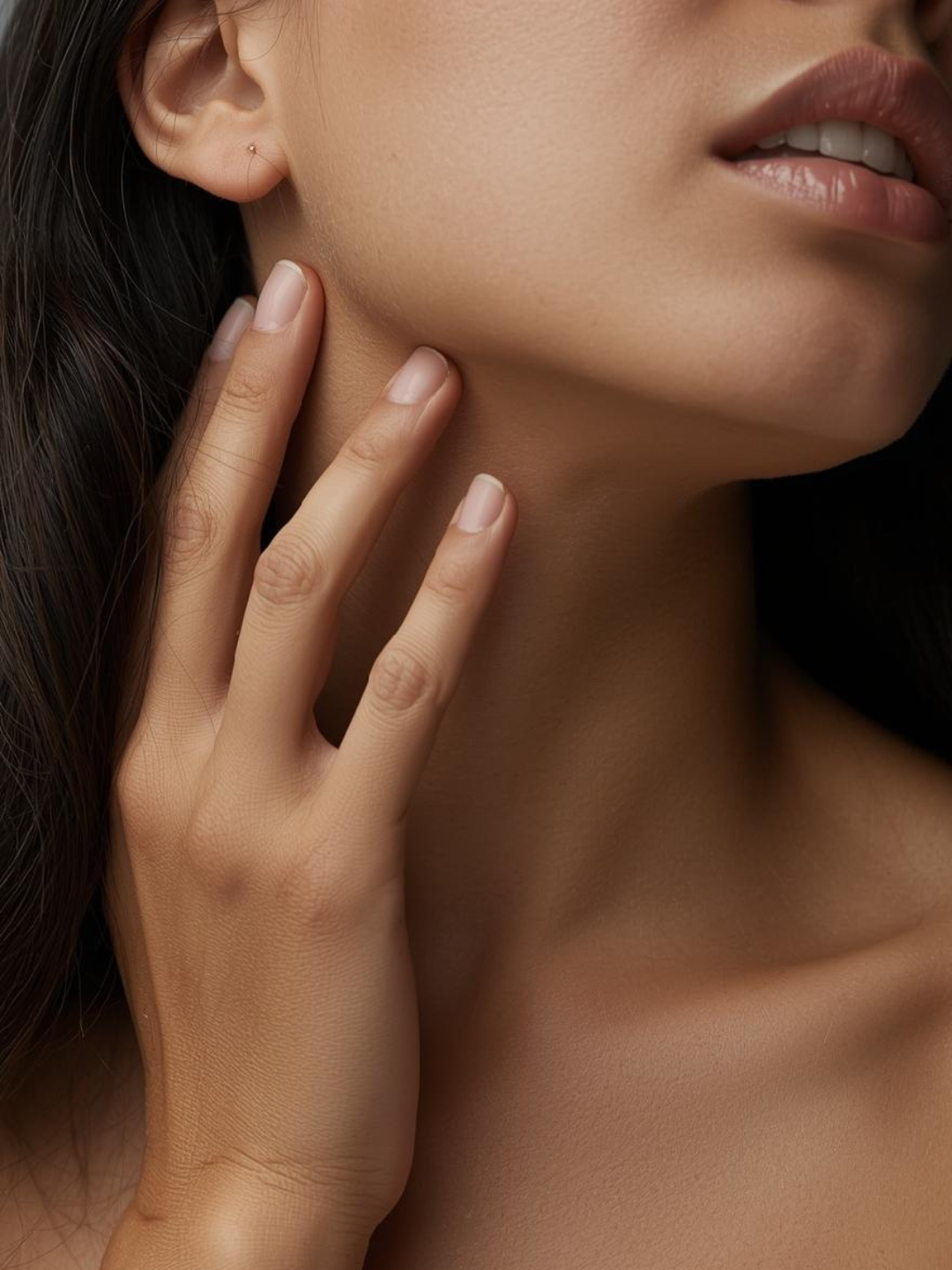 Frau berührt sich selbst am Hals – Selbstfürsorge