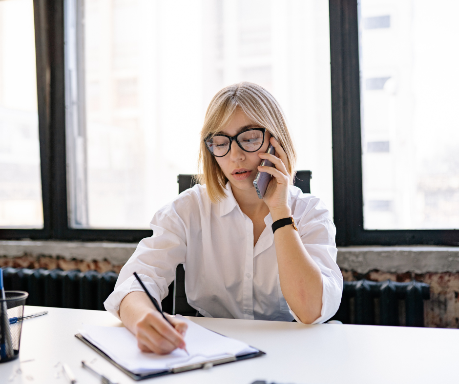 Demotivierte Mitarbeiterin am Telefon
